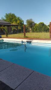 维多利亚La Mora Home - Casa de Campo的庭院里的一个蓝色海水游泳池