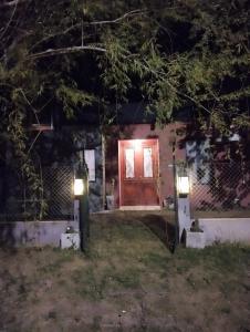维多利亚La Mora Home - Casa de Campo的夜晚有红色门的房子