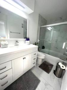 奥兰多House close Baldwin-park Lake & Downtown Orlando的一间带水槽、淋浴和卫生间的浴室