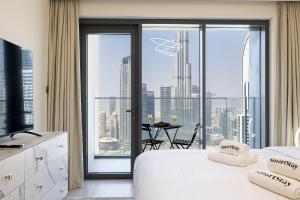 迪拜SmartStay at Burj Royale - Full Burj Khalifa View - Brand New Luxury Apartments的市景酒店客房