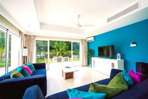 蓬塔卡纳Special offer! Villa Bueno with private pool&beach的蓝色的客厅配有蓝色的沙发和电视