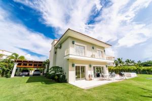 蓬塔卡纳Special offer! Villa Bueno with private pool&beach的前面有草坪的别墅