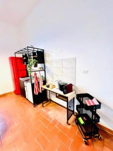 佛罗伦萨CasAmalia的客房配有书桌和冰箱。