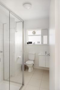 墨尔本MAC South Yarra by Melbourne Apartment Collection的一间带卫生间和玻璃淋浴间的浴室