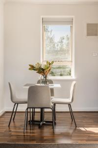 墨尔本MAC South Yarra by Melbourne Apartment Collection的餐桌、椅子和窗户