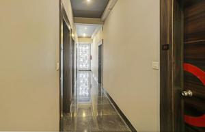 布巴内什瓦尔Super Collection O Hotel Bhinna Sakala的走廊,门通往房间