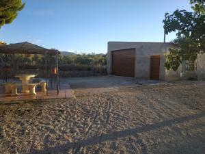 Graenacueva los prados的一座带野餐桌的房子和一座建筑