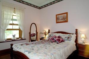 麦克拉伦谷阿曼达小屋1899的一间卧室设有一张床和一个窗口