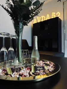 洛斯·亚诺斯·德·阿里丹Avenida 52 A的一张桌子,上面放着一盘食物和一瓶葡萄酒