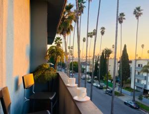 洛杉矶Wonderful LA studio apartment的阳台享有棕榈树街道的景色。