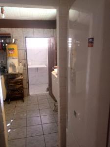 嘎林海斯港Hostel Porto Vip的带淋浴、盥洗盆和卫生间的浴室