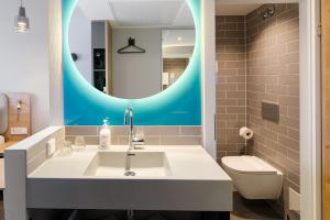 德累斯顿Holiday Inn Express Dresden Zentrum, an IHG Hotel的一间带水槽和镜子的浴室