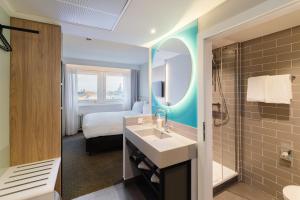 德累斯顿Holiday Inn Express Dresden Zentrum, an IHG Hotel的一间带水槽、床和镜子的浴室