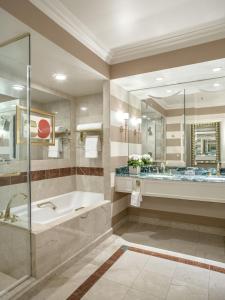 拉斯维加斯The Venetian® Resort Las Vegas的一间带浴缸和大镜子的浴室