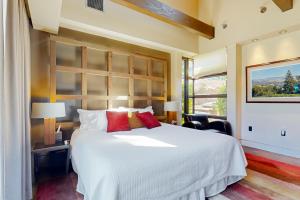 杰瑟维尔Gustafson Vineyard Retreat的卧室设有一张白色大床和一扇窗户。