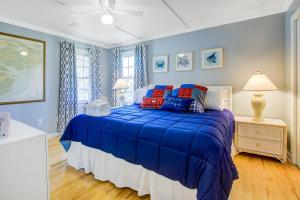 埃迪斯托艾兰Livin Is Easy的蓝色卧室,配有一张带蓝色棉被的床