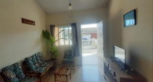 巴拉那州蓬塔尔Casa Monções的客厅配有2把椅子和平面电视