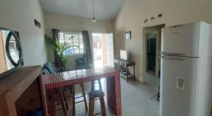 巴拉那州蓬塔尔Casa Monções的厨房配有冰箱和桌椅