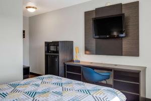 卡森市卡森市六号汽车旅馆的酒店客房设有一张床、一张书桌和一台电视机。