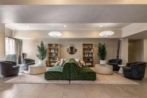 奥本代尔奥本代尔贝斯特韦斯特酒店及套房的客厅配有绿色沙发和椅子