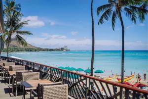 檀香山OUTRIGGER Waikiki Beach Resort的从度假村的阳台上可欣赏到海滩景色