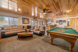 大熊湖Big Bear Family Chateau, Hot Tub, Pool Table, Ev的客厅设有台球桌和天花板