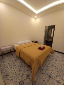 乌鲁瓦图Rumah WJ rooms and suites的一间卧室配有一张带棕色毯子的床