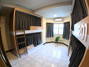 卡伦海滩KPOP Hostel的一个空房间,有床和窗户