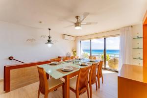 坎昆Amazing Caribbean Ocean view at Villas Marlin in Cancun的一间带桌椅的海景用餐室