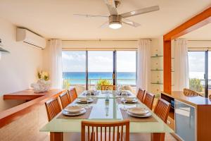 坎昆Amazing Caribbean Ocean view at Villas Marlin in Cancun的一间带桌椅的海景用餐室