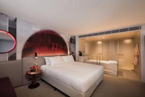 悉尼悉尼蓝塞瑞拉莫特酒店的卧室配有白色的床和浴缸