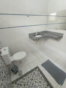 大伊瓜巴Casa em iguaba grande的白色的浴室设有卫生间和水槽。