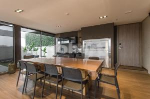 亚松森Exclusive And Luxurious Penthouse In Herrera的厨房以及带木桌和椅子的用餐室。