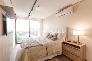 亚松森Exclusive And Luxurious Penthouse In Herrera的一间卧室设有一张大床和一个大窗户