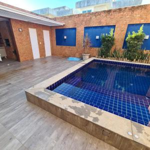 劳鲁-迪弗雷塔斯Casa com piscina a 800 metros da praia de Buraquinho的大楼内一个蓝色瓷砖游泳池