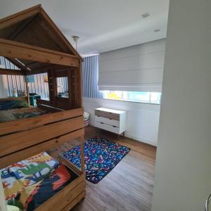 劳鲁-迪弗雷塔斯Casa com piscina a 800 metros da praia de Buraquinho的一间卧室配有一张木架床