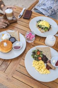吉利阿尔Ama-Lurra Resort的一张桌子,上面放着早餐盘