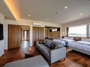 北谷町Private Condo Chatan Jagaru by Coldio Premium的一间带两张床和一张沙发的客厅