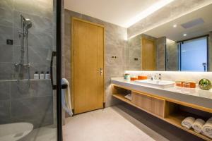 广州广州白云山机场路亚朵X酒店的一间带水槽和淋浴的浴室