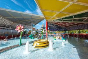 卡达斯诺瓦斯Spazzio diRoma Com Parque Acqua Park Splash Incluso的一个带水上滑梯的水上公园的游泳池