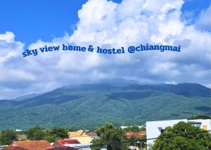 清迈Sky View Home and Hostel Chiangmai的显示家景和吉提纳姆旅馆