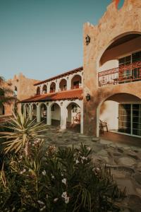 Rancho GrandeHacienda Los Olivos, Valle de Guadalupe的享有带庭院的建筑的外部景色