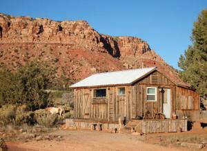FredoniaRustic Ranch Getaway Near Zion, Bryce, Grand Canyon的小木屋,后方是一座山