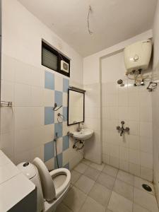 乌代浦Madpackers Udaipur的一间带卫生间和水槽的浴室