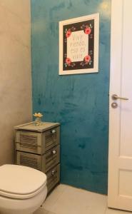 维多利亚La Mora Home - Casa de Campo的一间带卫生间的浴室和墙上的照片