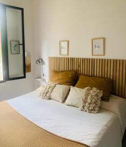 维多利亚La Mora Home - Casa de Campo的一张配有白色床单和枕头的大床