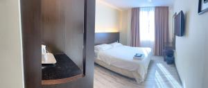 民都鲁LUCKY - 5 INN的酒店客房设有床和窗户。