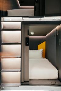雪邦Capsule Transit Sleep Lounge KLIA T1 - Landside的一间小卧室,内设一张双层床