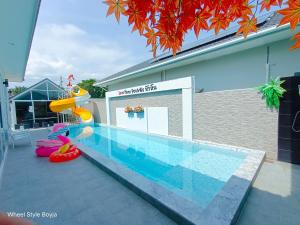 华欣Love Here Poolvilla หัวหิน的一个带滑梯的游泳池和一个水上公园