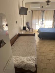 布兰卡港Apartamento Pacifico Altos Balcony的酒店客房,设有两张床和一张沙发
